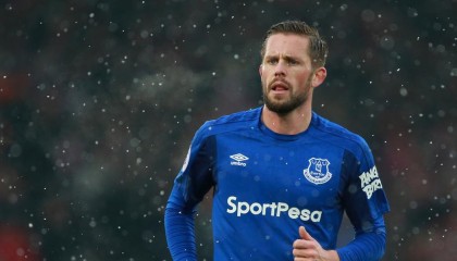 kaiyun sports-_现场直击：激烈对决中瞬间点燃全场气氛_，激烈的对弈