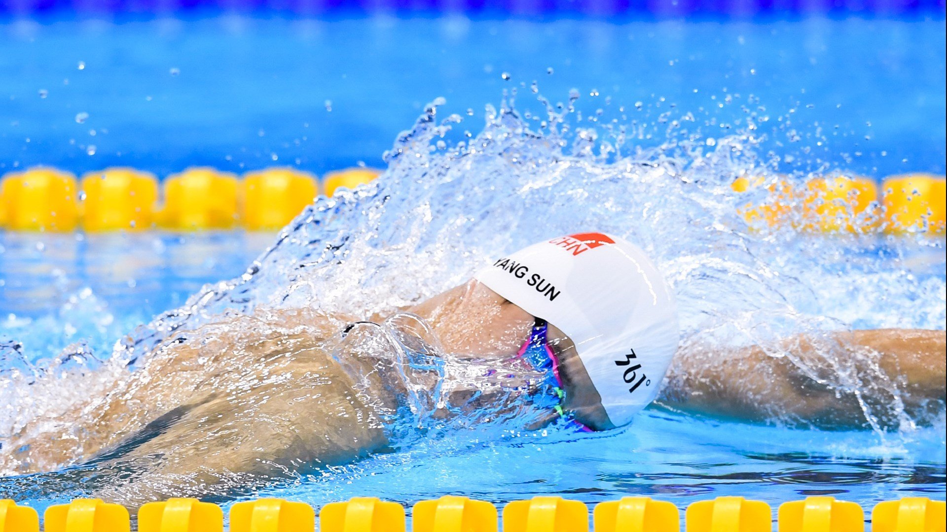 _现场观众热情高涨：气氛点燃比赛热度_，比赛气氛热烈,现场掌声不断